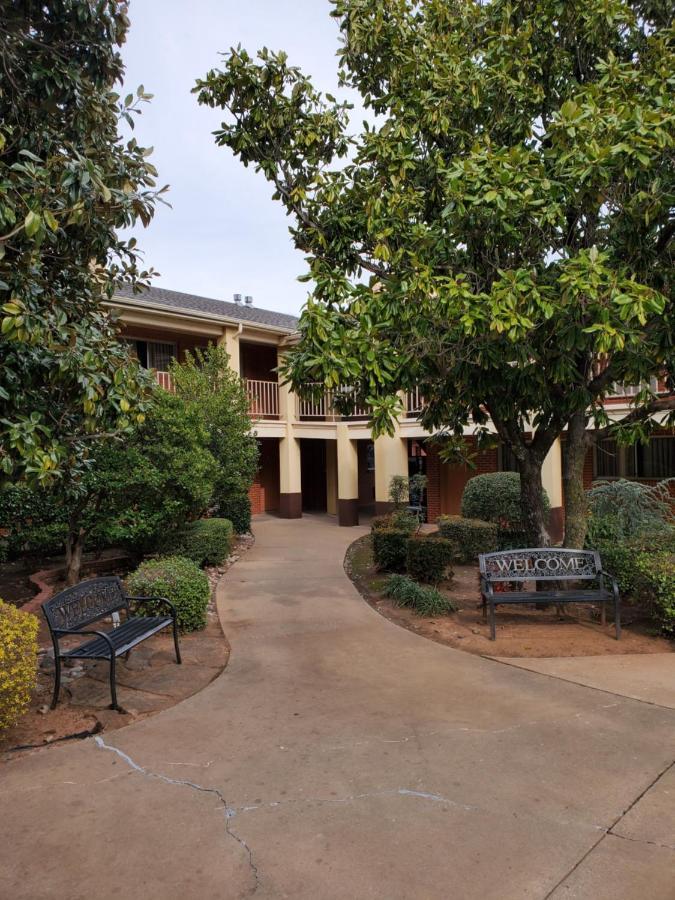 Days Inn By Wyndham Lawton Exterior photo