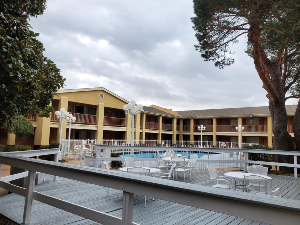 Days Inn By Wyndham Lawton Exterior photo